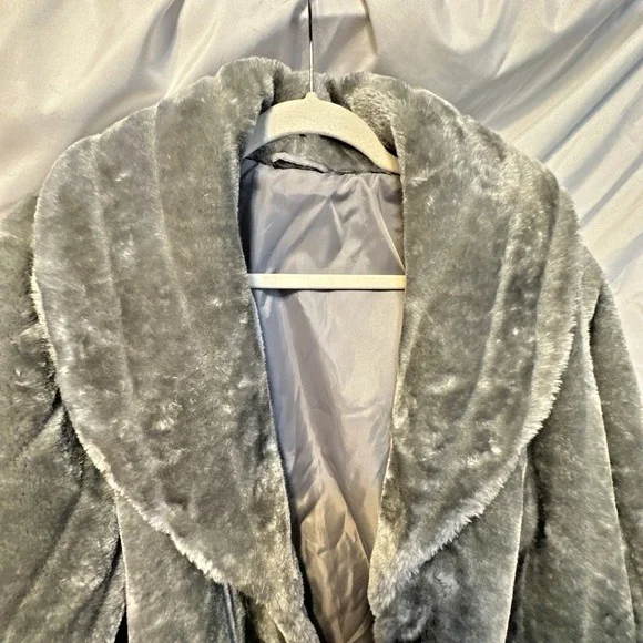 Faux Fur Silver Gray Coat Ladies Size L/XL* - Picture 5 of 9